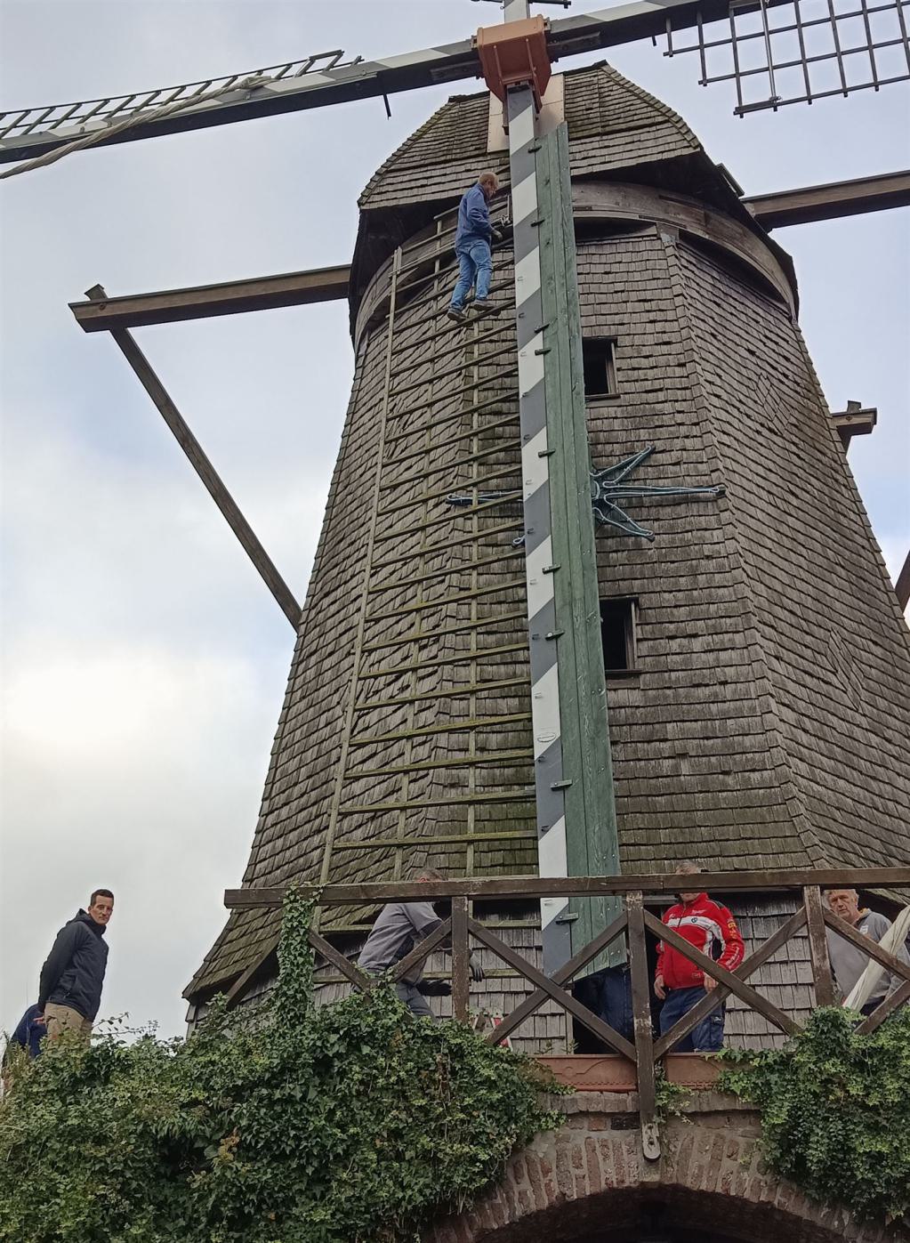 Die Segel werden eingeohlt und die Mühle winterfest gemacht